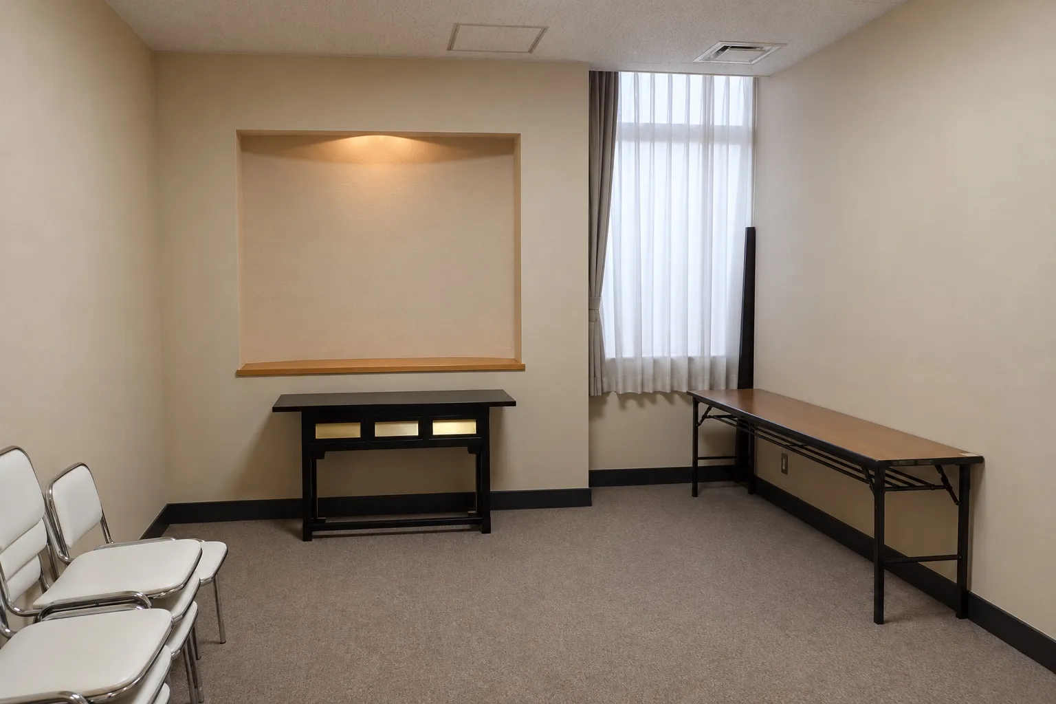 藤沢市斎場 家族ホール。正面に小さな机のある少人数向けの洋室(イメージ)